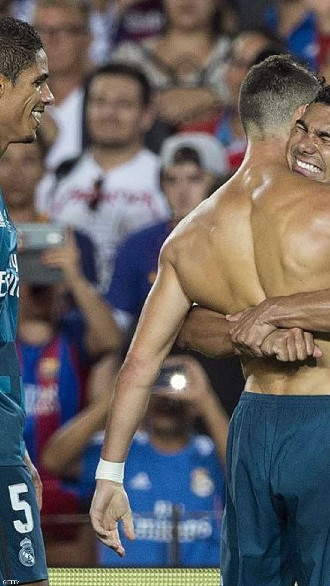 يتلقى التهنئة من كاسيميرو بعد هدفه الرائع