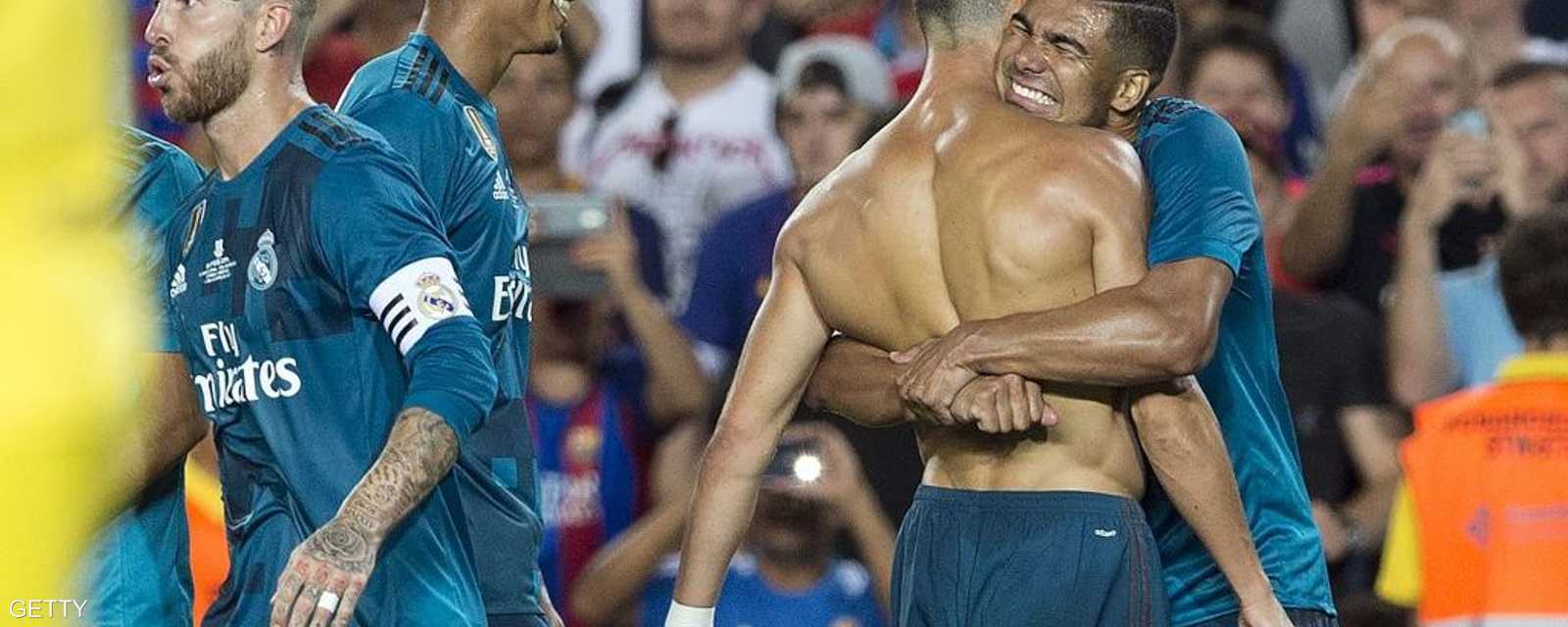 يتلقى التهنئة من كاسيميرو بعد هدفه الرائع