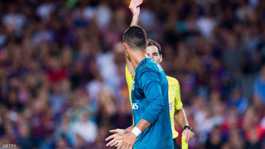 بطاقة حمراء مثيرة للجدل