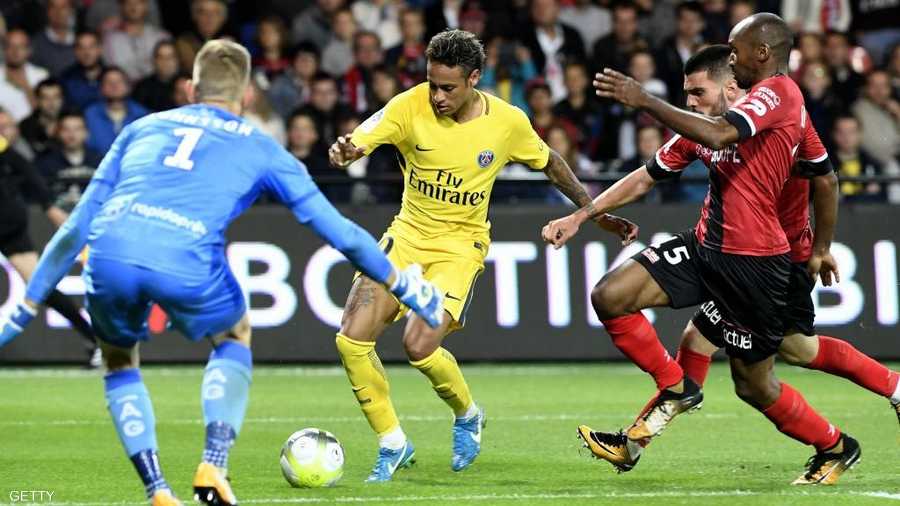 حصار ثلاثي لن يمنع عبقري السامبا من هز الشباك