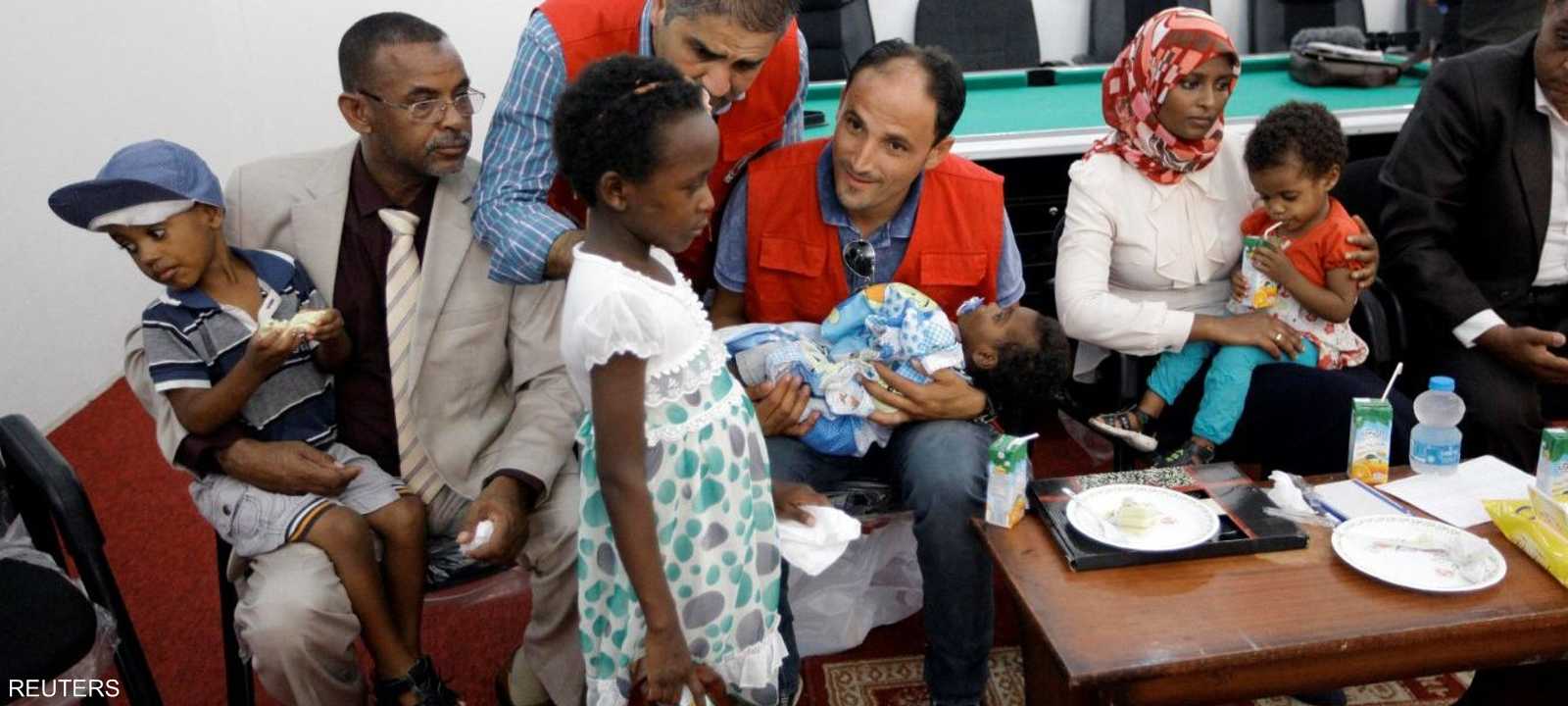 الصليب الأحمر يسلم الأطفال