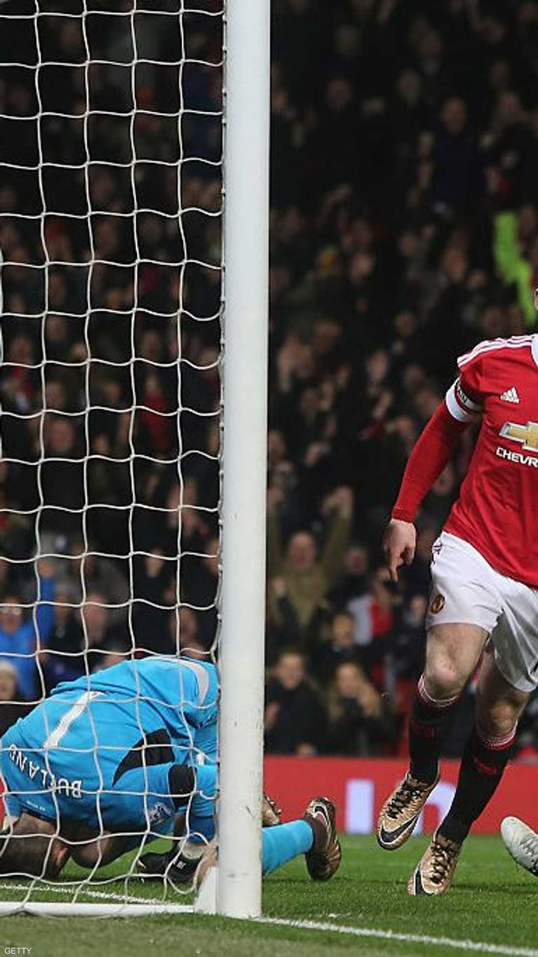 روني محتفلا، والمدافعين على أرض الملعب ... مشهد تكرر 200 مرة