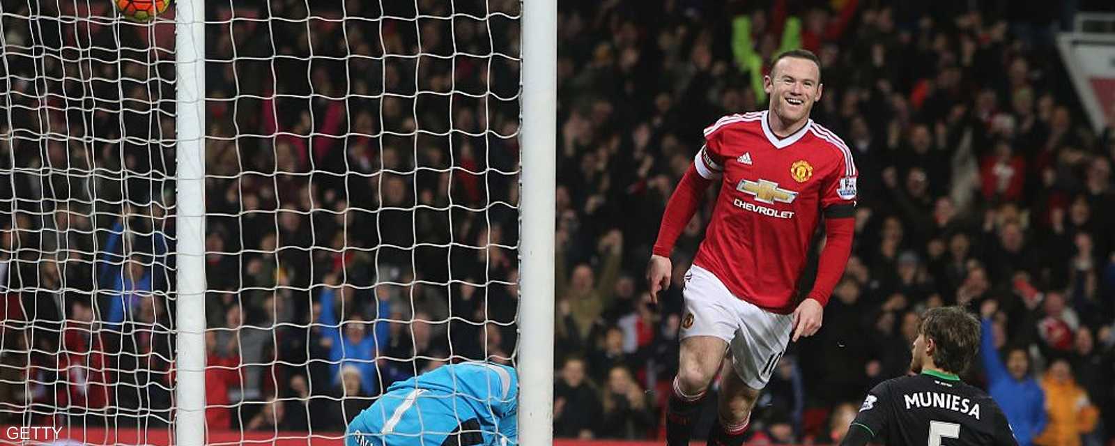 روني محتفلا، والمدافعين على أرض الملعب ... مشهد تكرر 200 مرة