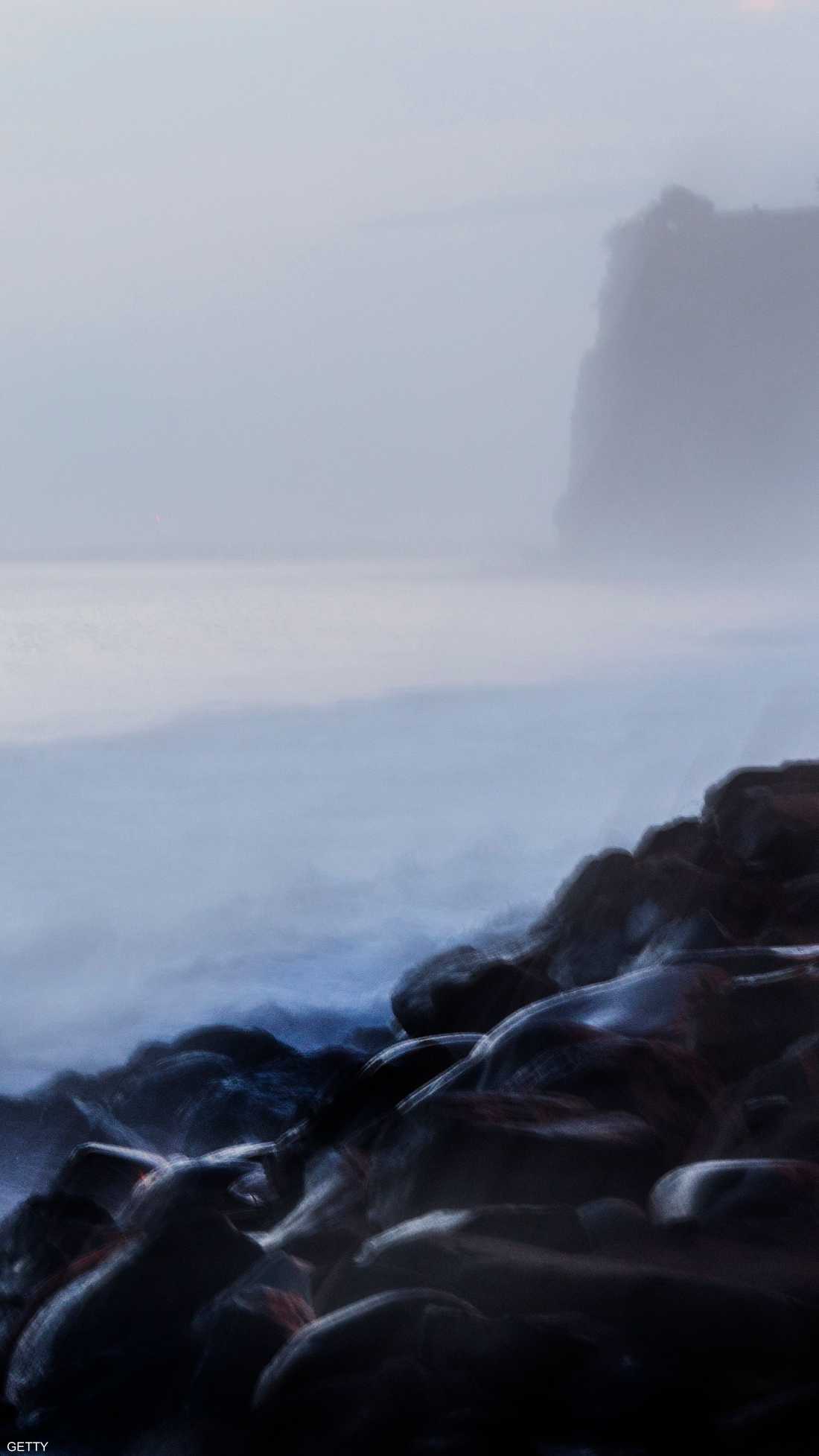 كثيرون حجوا إلى الساحل لمتابعة الأمواج العاتية