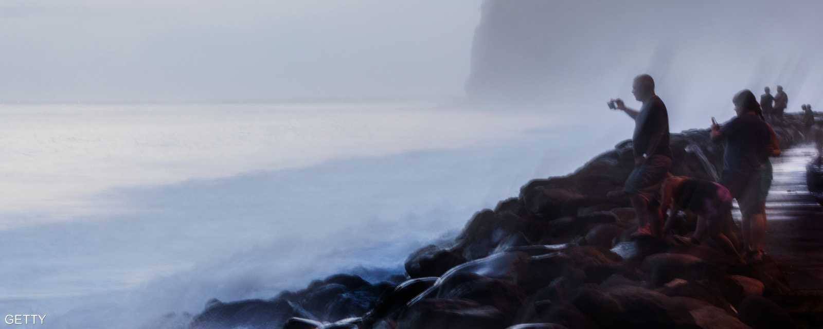 كثيرون حجوا إلى الساحل لمتابعة الأمواج العاتية