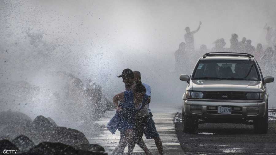 عشاق التصوير اغتنموا مشاهد ساحرة بفضل هيجان الموج