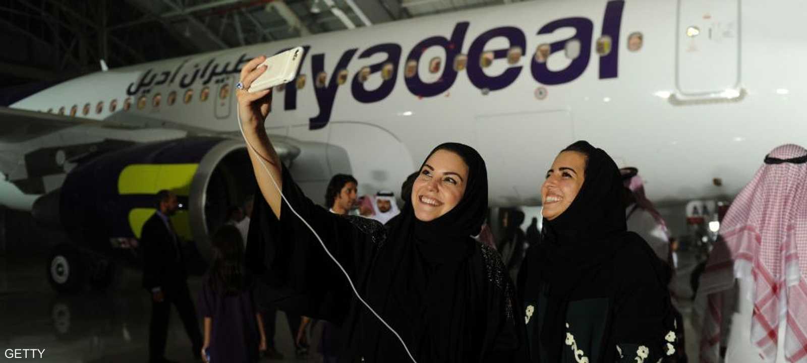 موظفتان في فلاي أديل تلتقطان سيلفي خلال حفل الانطلاق