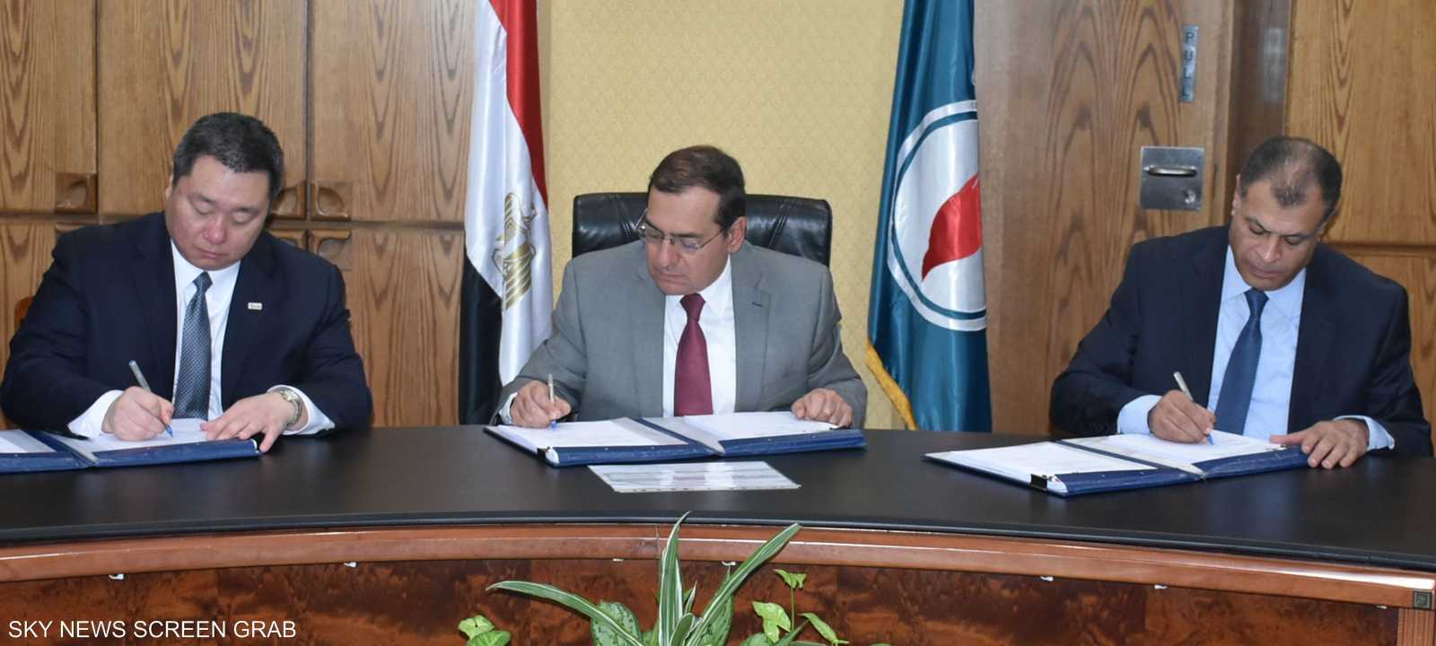 وزير البترول المصري طارق الملا خلال توقيع الاتفاقيات