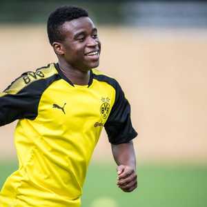 موكوكو بقميص ناشئي بوروسيا دورتموند