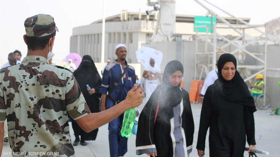 قطرات المياه الباردة تلطف حرارة الجو ولو قليلا