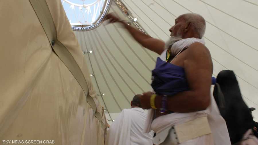 ثم يحلق شعر رأسه أو يقصره