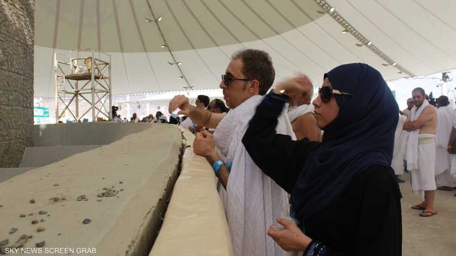 يشكل رمي الحجاج 7 جمرات على شاخص يجسد الشيطان