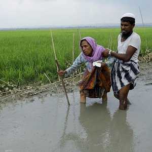 عشرات الآلاف فروا إلى بنغلاديش.