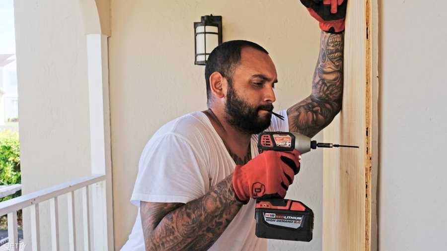 تحذر السلطات من أن الإعصار سينشر الدمار في جزء من أميركا