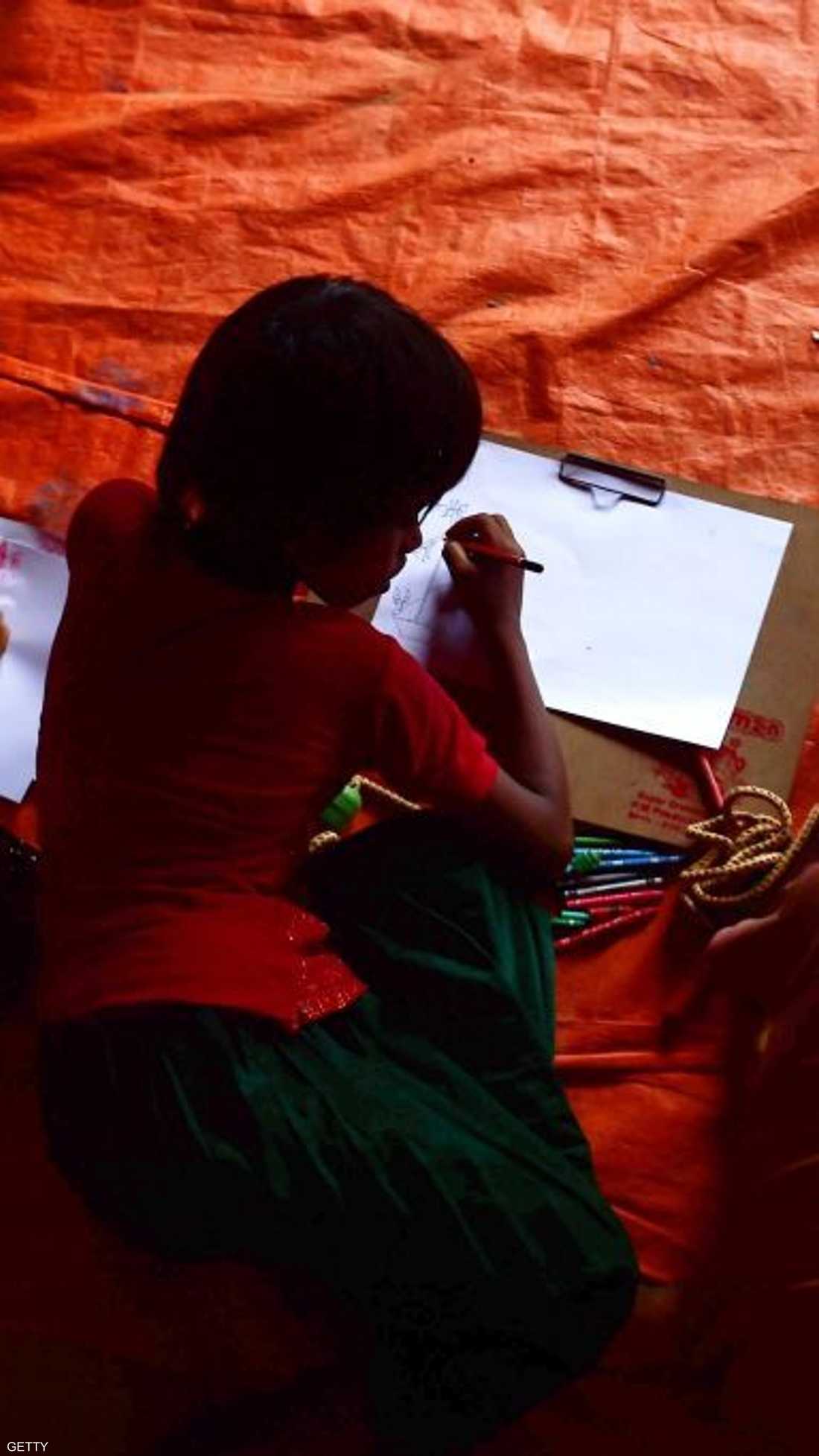 يرسمون في مخيم تيكناف ببنغلاديش