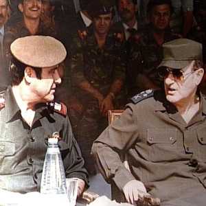 الرئيس السوري السابق حافظ الأسد (يمين) بصحبة أخيه رفعت الأسد