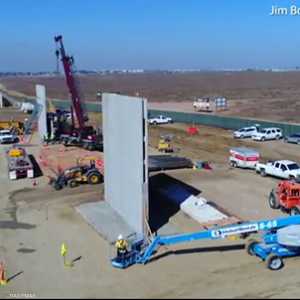 الجدار الذي تبنيه الولايات المتحدة على الحدود مع المكسيك