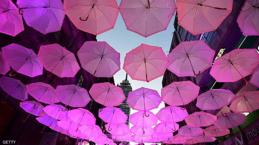 المكسيك تحتفل بالشهر الوردي بالمظلات الوردية