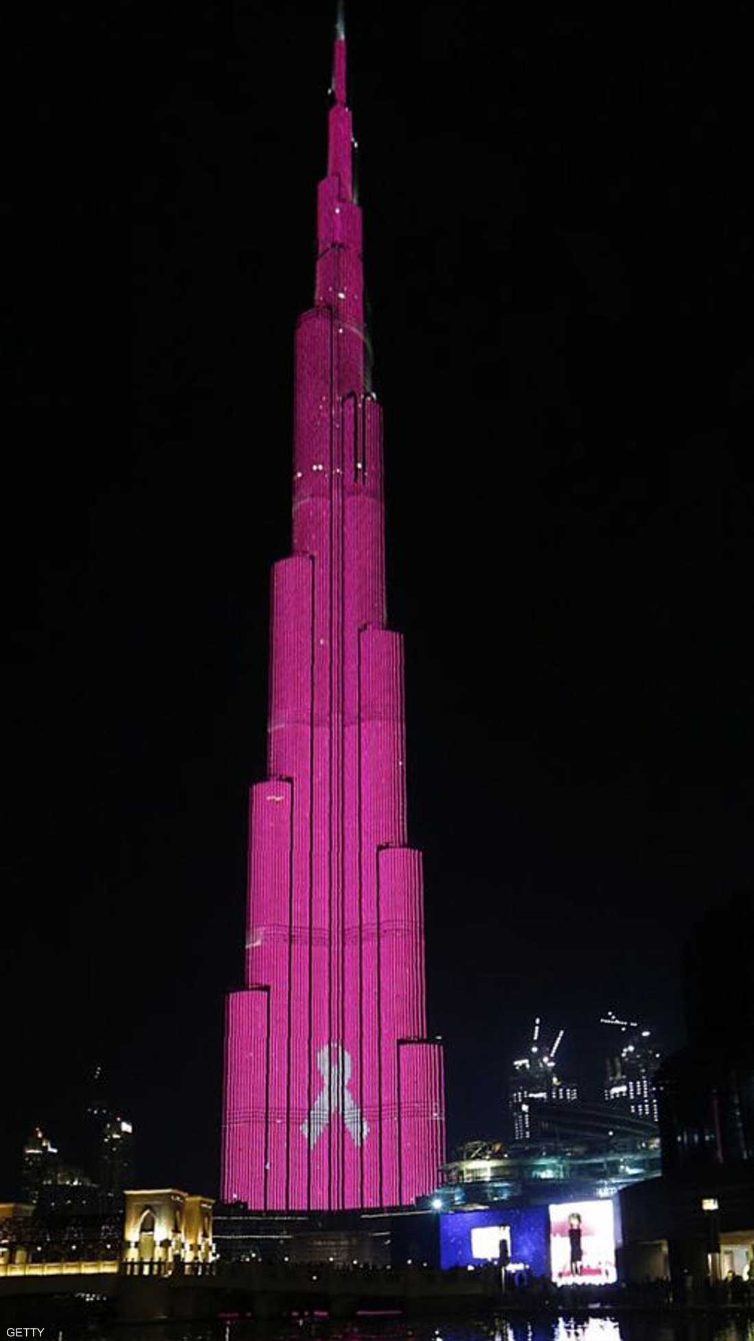 برج خليفة في دبي يتضامن مع المصابين بسرطان الثدي