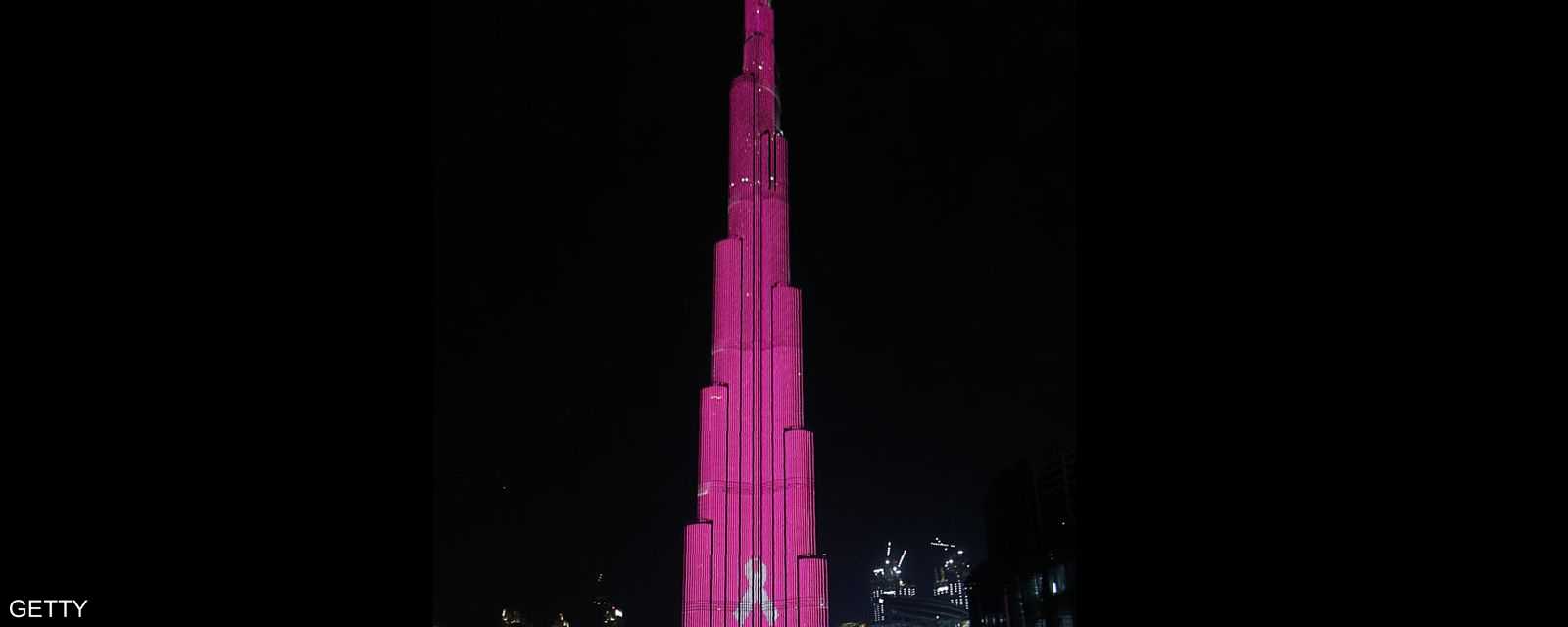 برج خليفة في دبي يتضامن مع المصابين بسرطان الثدي