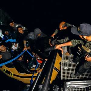 قوات البحرية التونسية أثناء إنقاذ عدد من المهاجرين قبالة الس