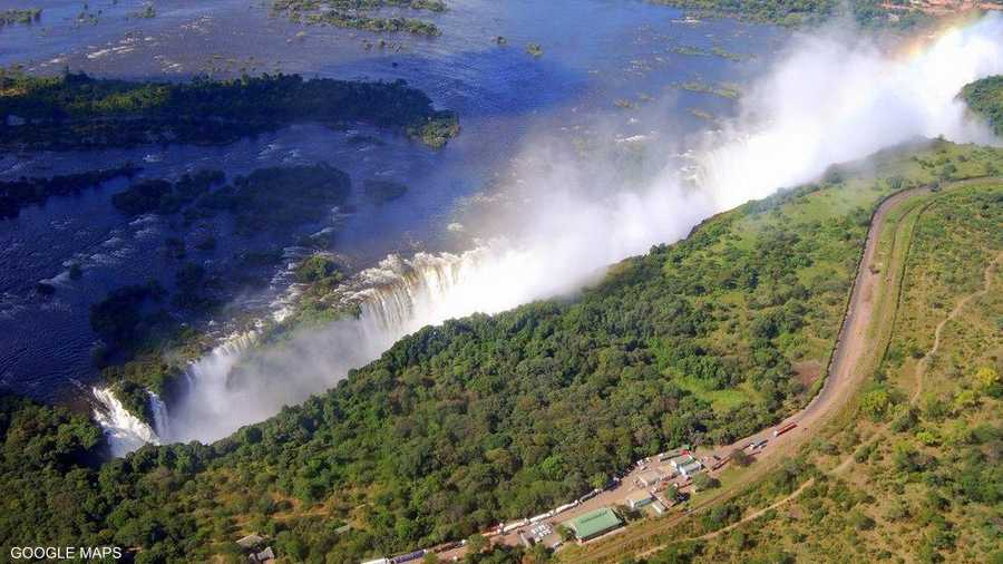 يقلل موسم الجفاف من مستويات المياه لإنشاء بركة الصخور
