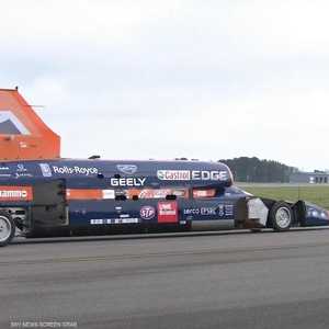 اختبار سيارة "فضائية" بمحرك صاروخي