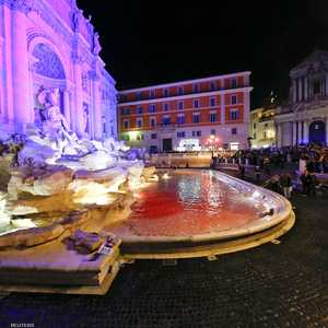 نافورة تريفي الأثرية وقد تحولت للون الأحمر