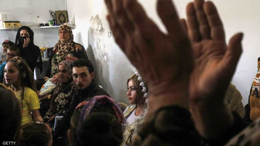 هتافات وتصفيق خلال أول زفاف بعد دحر داعش