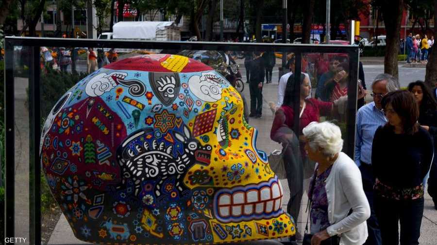 جمجمة تم تصميم ألوانها من قبل الفنان إغناسيو فيلانويفا أغيري