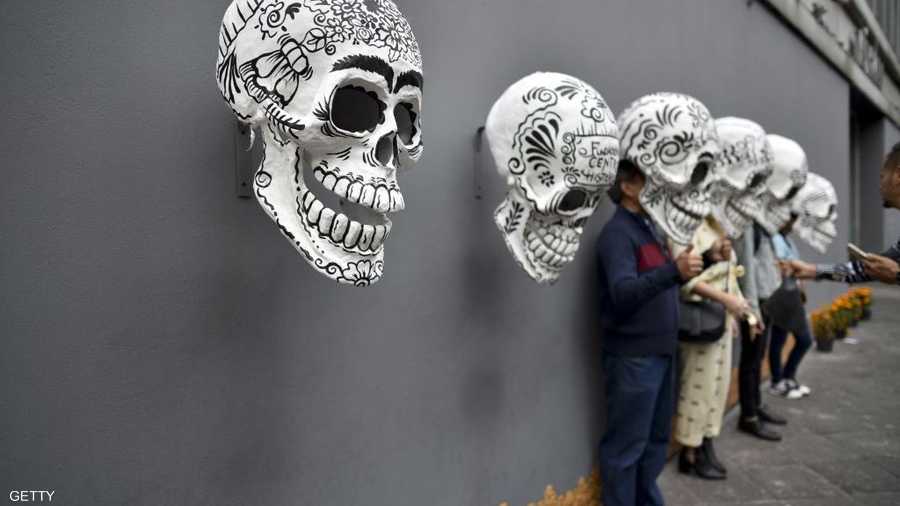 جماجم موضوعة لالتقاط الصور التذكارية