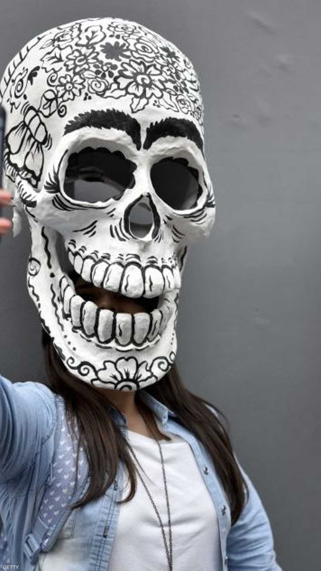 صورة "سيلفي" لفتاة مرتدية إحدى الجماجم