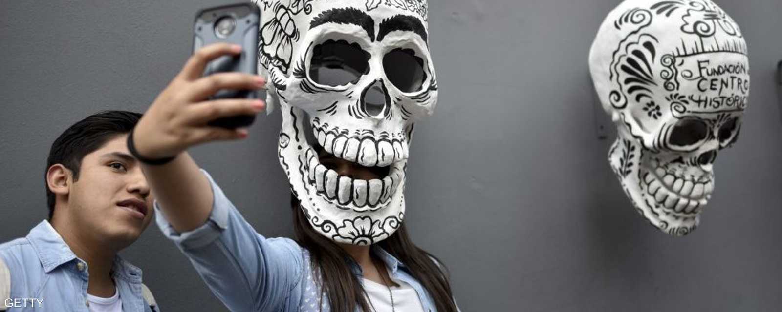 صورة "سيلفي" لفتاة مرتدية إحدى الجماجم