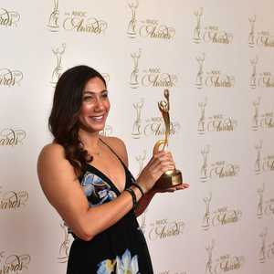 فريدة عثمان خلال استلام الجائزة.