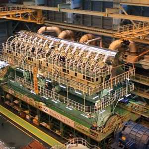 أثناء تصنيع أكبر محرك في العالم