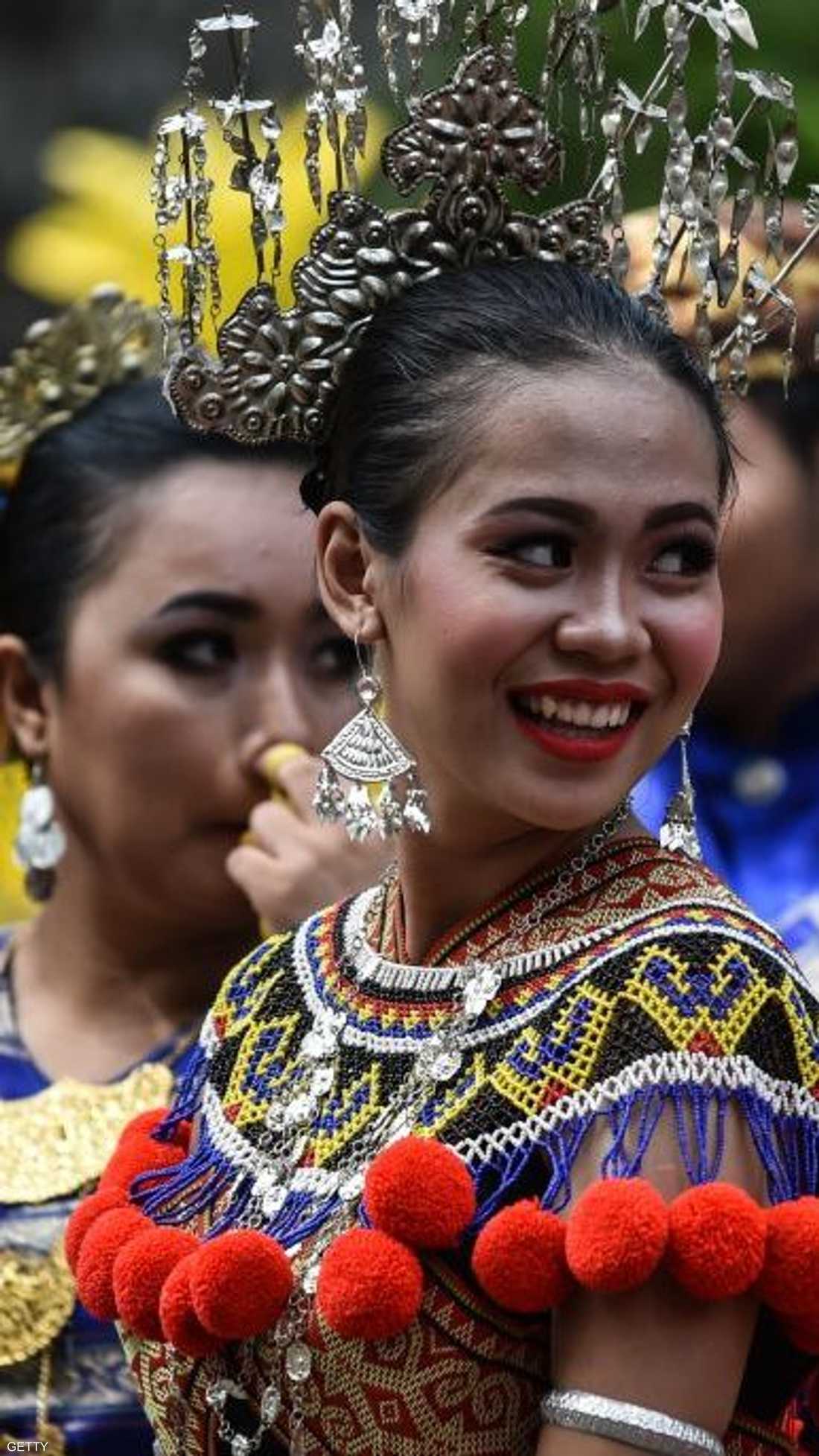 ماليزيات بأثواب تقليدية