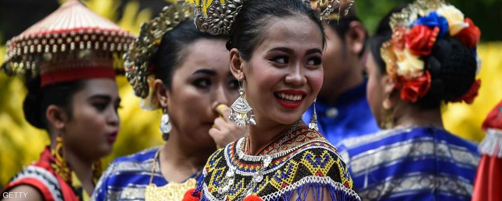 ماليزيات بأثواب تقليدية