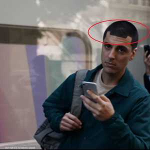 سامسونغ تسخر من أبل