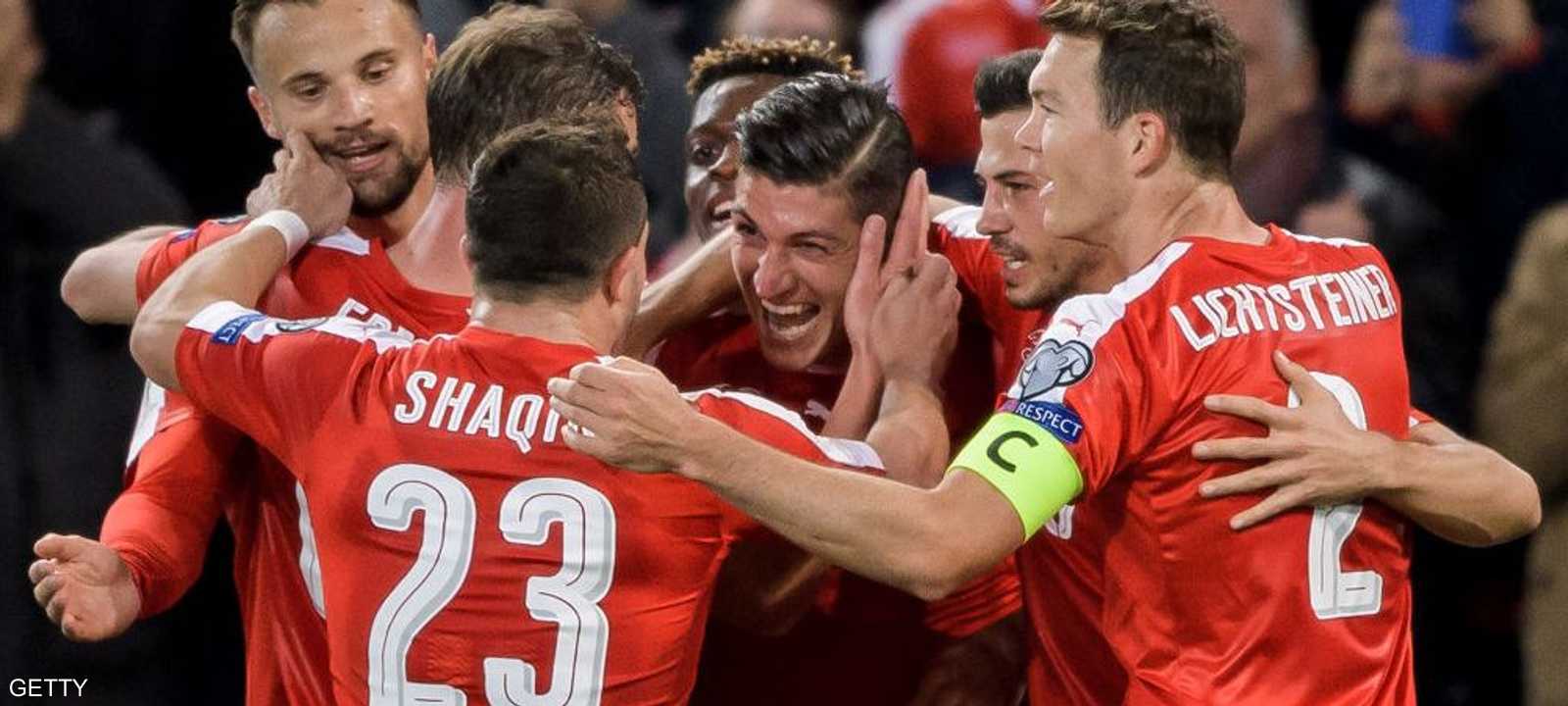 فرحة لاعبي منتخب سويسرا بعد التأهل