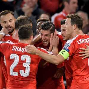 فرحة لاعبي منتخب سويسرا بعد التأهل