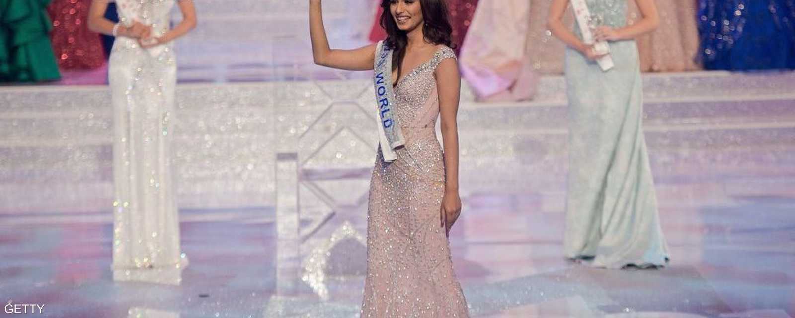 بدا الذهول على وجه ملكة الجمال الهندية البالغة من العمر 20