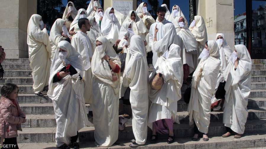 فتيات جزائريات يرتدين "الحايك"