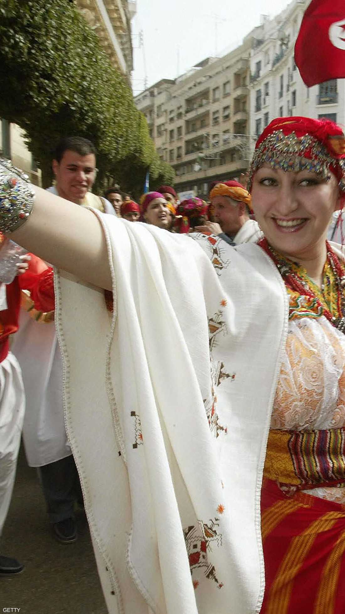 فتاة جزائرية ترقص بزي تقليدي