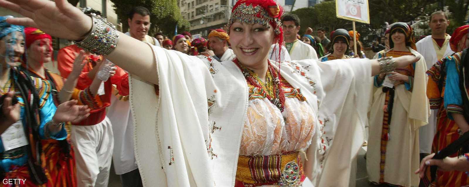 فتاة جزائرية ترقص بزي تقليدي
