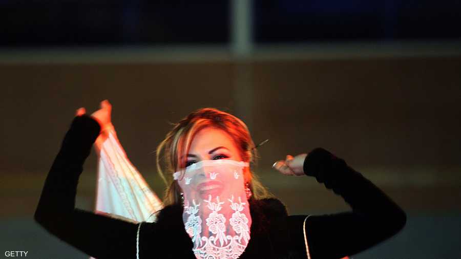 الفنانة فلة عبابسة وهي ترتدي زيا جزائريا تراثيا