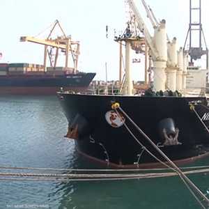 سفينة مساعدات ترسو في ميناء الحديدة باليمن