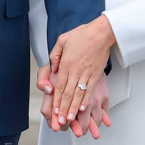 خاتم الخطوبة مصنوع من ماسة كبيرة