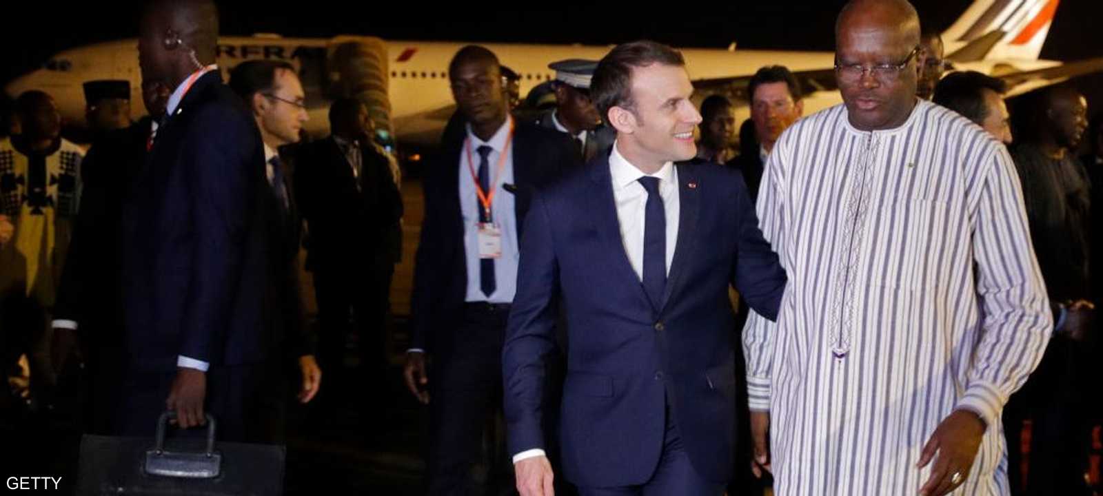 ماكرون لحظة استقباله في واغادوغو