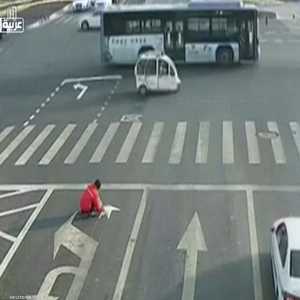 القبض على صيني يعيد طلاء العلامات المرورية