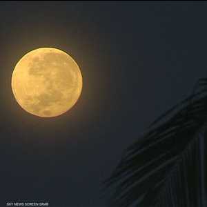 القمر العملاق يضيء سماء بركان بالي